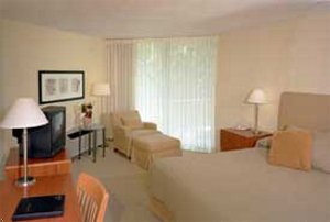 Paramount Plaza Hotel & Suites