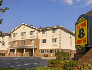 Akron/Green Super 8 Motel